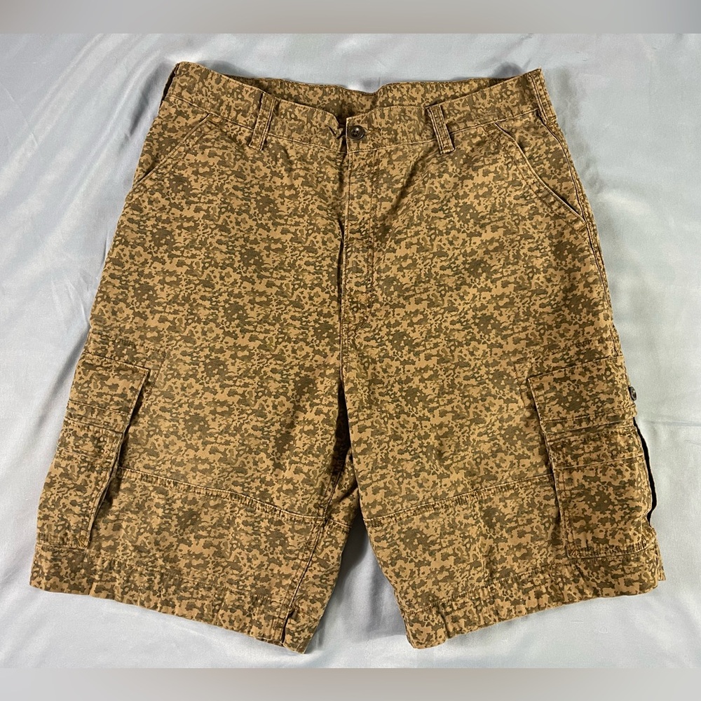 LEVI’S Camo Cargo Shorts size 38